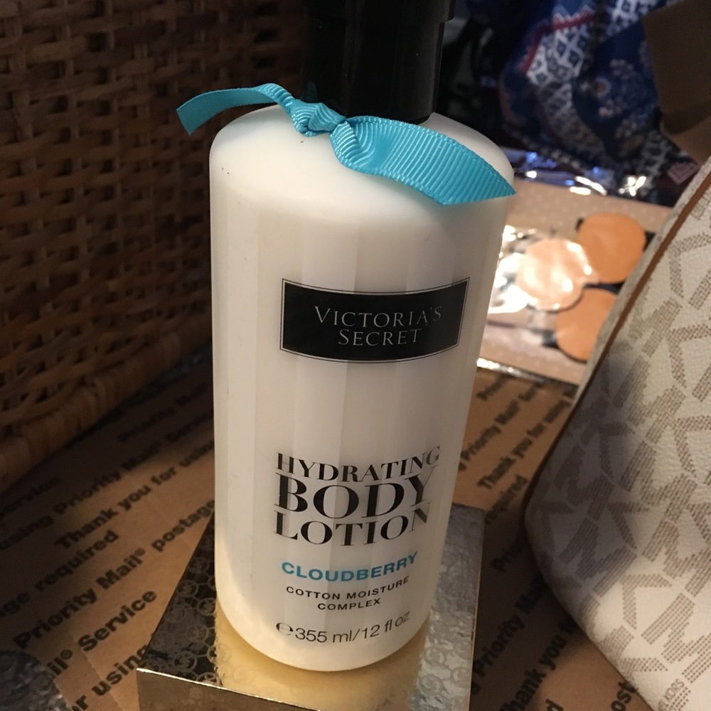 NEW Victoria's Secret cloudberry lotion